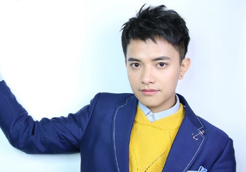 发际线逆天男生刘海不必到眉毛 发际线高男生梳超短刘海发型自然修颜