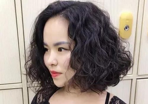 中老年做什么样的烫发发型好 一批最流行的五十岁中老年烫发推荐