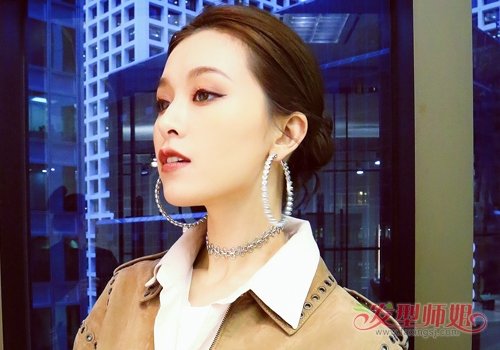 这位朋友你穿得那么时尚干嘛要散着长发呢 气质露额盘发让你更完美迷人