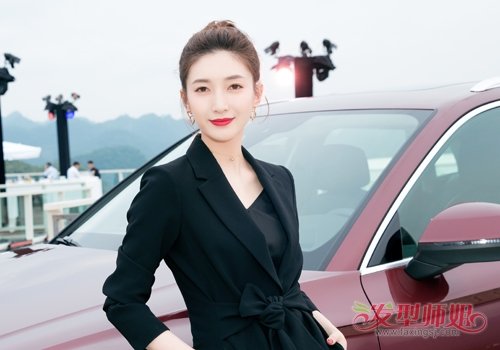 这位朋友你穿得那么时尚干嘛要散着长发呢 气质露额盘发让你更完美迷人