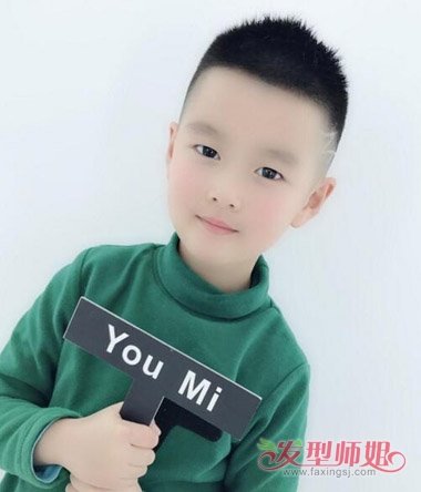 好看的寸头不会挑男生年龄 5岁男孩也能做时尚寸头发型了