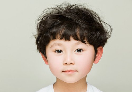 都五岁了还算小宝宝吗 男童发型太平淡不满意就试试潮流短发