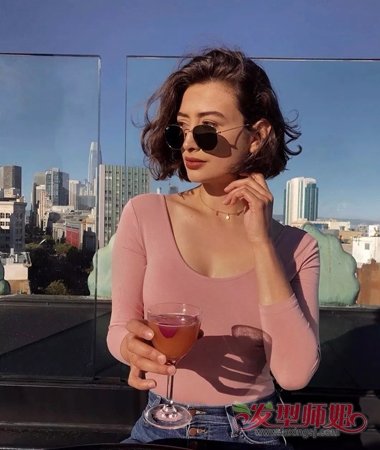 初秋必备的女士优雅大方短卷发 专属中年女性的微卷发造型赏析
