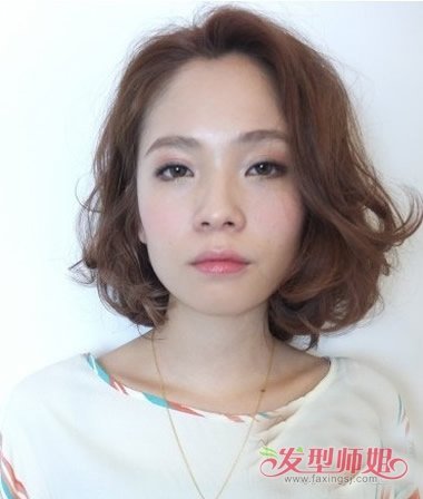 初秋必备的女士优雅大方短卷发 专属中年女性的微卷发造型赏析