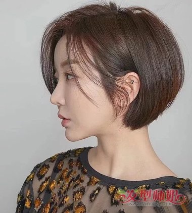 初秋必备的女士优雅大方短卷发 专属中年女性的微卷发造型赏析
