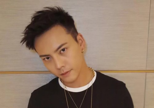 青少年发型流行两边刮掉吗 自信男生钟爱提鬓角短发造型