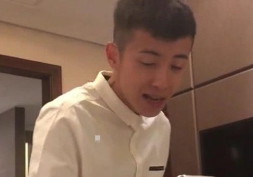 青少年发型流行两边刮掉吗 自信男生钟爱提鬓角短发造型