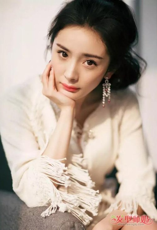 菱形脸梳扎马尾辫萌化少女心 俏丽迷人中长发诠释各种风格款