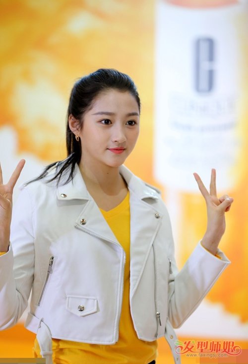 菱形脸梳扎马尾辫萌化少女心 俏丽迷人中长发诠释各种风格款