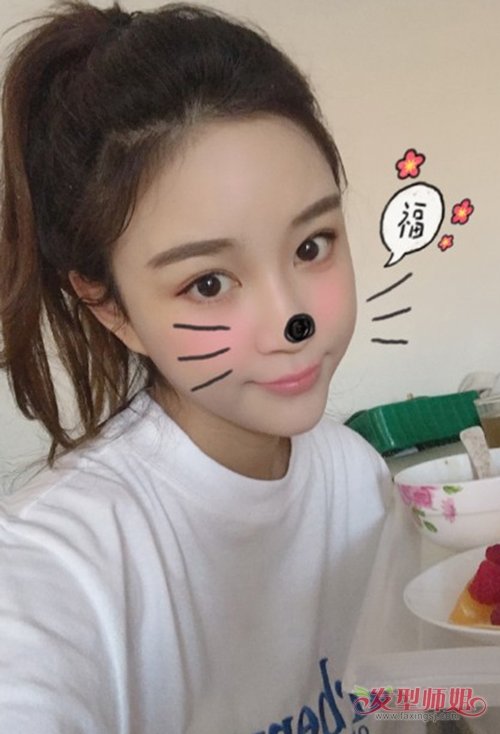菱形脸梳扎马尾辫萌化少女心 俏丽迷人中长发诠释各种风格款
