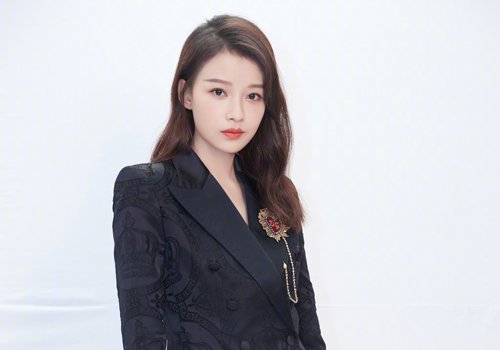 迎战跳槽季你还差一款彰显气质的卷发 春季职场女士气质成熟卷发必备