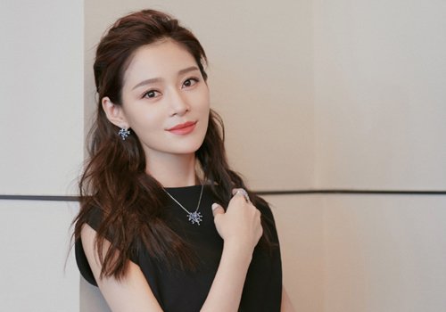 迎战跳槽季你还差一款彰显气质的卷发 春季职场女士气质成熟卷发必备