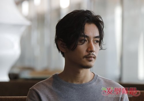 脸型太窄太瘦没有男人味儿？ 瘦脸男生梳中长刘海发型改变脸型做潮男