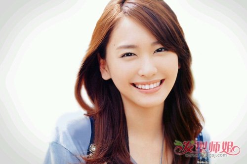 方脸女生适合修剪什么刘海好看 给你十足时尚的方脸女生卷烫发