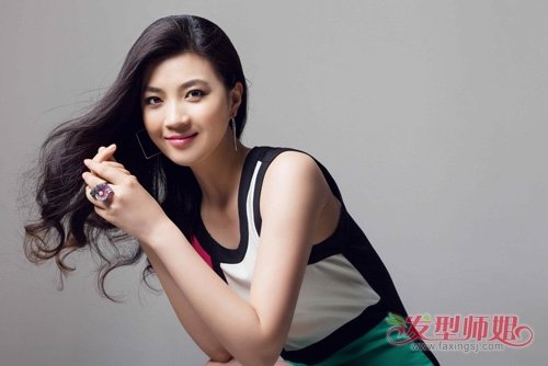 头小脸小女生适合卷什么发型 长水波纹卷烫头发打造唯美度造型