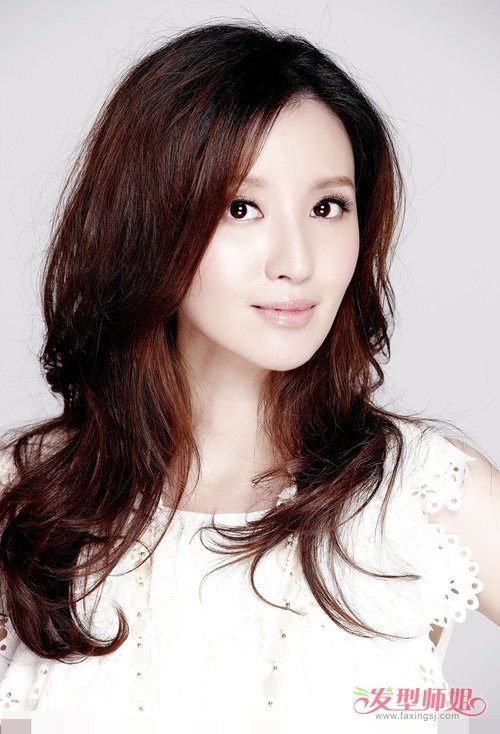 头小脸小女生适合卷什么发型 长水波纹卷烫头发打造唯美度造型