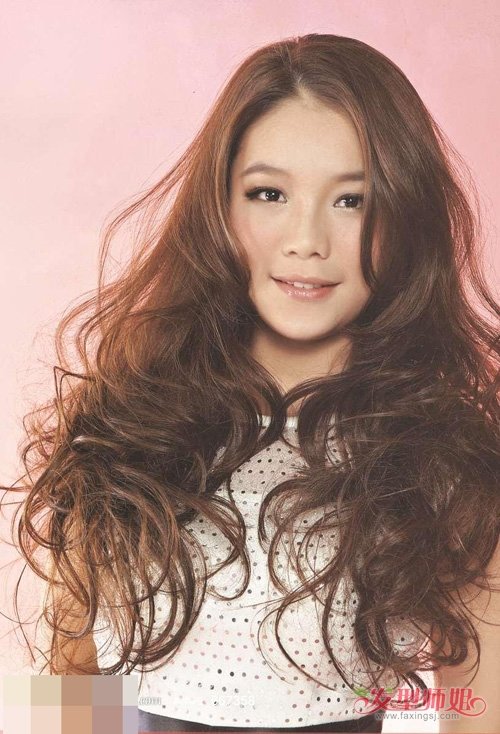 头小脸小女生适合卷什么发型 长水波纹卷烫头发打造唯美度造型