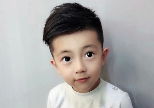 看到最新小男孩发型仿佛误入花季 潮牌发型与小男孩短发合二为一