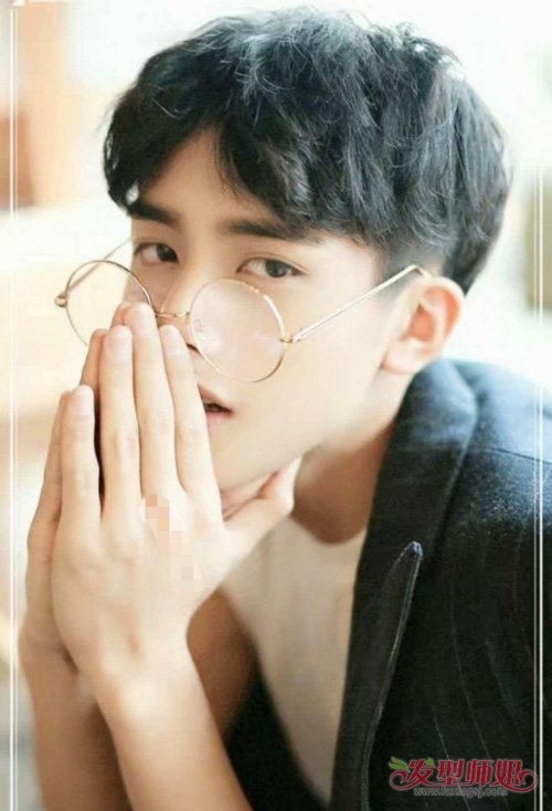 男生烫头发会显的超级成熟吗 两边铲青头发炫酷玩转时代度图片
