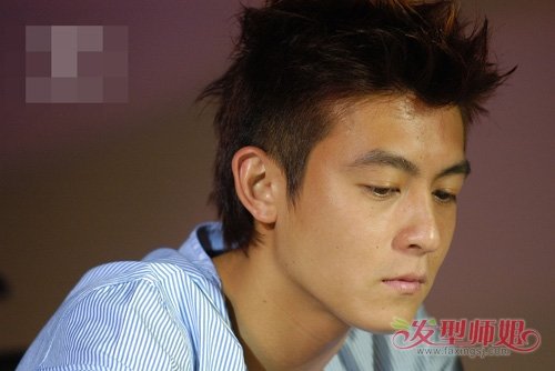 男生烫头发会显的超级成熟吗 两边铲青头发炫酷玩转时代度图片