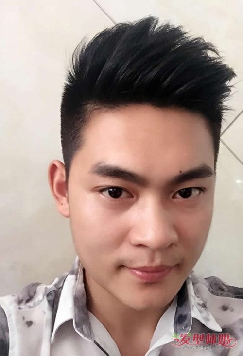 男生烫头发会显的超级成熟吗 两边铲青头发炫酷玩转时代度图片
