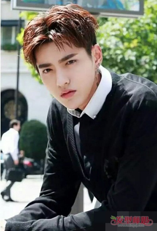 男生烫头发会显的超级成熟吗 两边铲青头发炫酷玩转时代度图片
