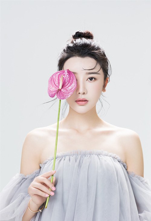 女生扎最美丸子头塑造迷人风范 支撑多个场合佳人款梳扎发系